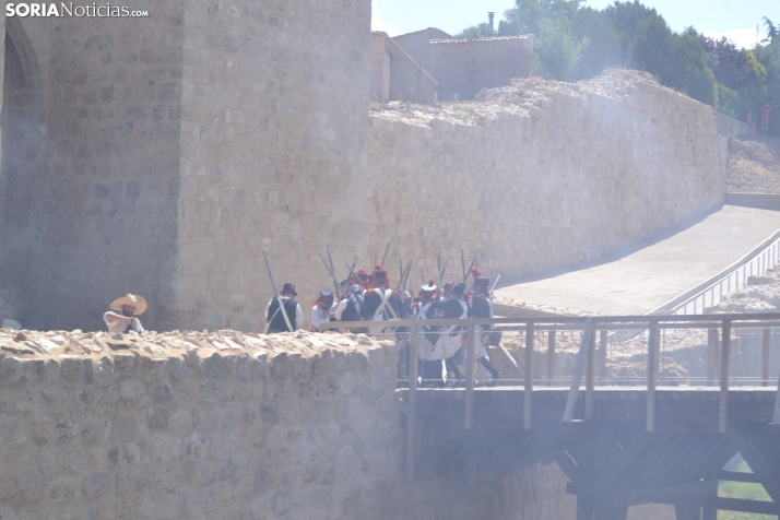 En im&aacute;genes: Almaz&aacute;n regresa a 1810 con la representaci&oacute;n de la batalla contra el ej&eacu