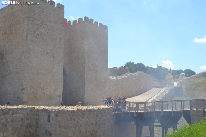 En im&aacute;genes: Almaz&aacute;n regresa a 1810 con la representaci&oacute;n de la batalla contra el ej&eacu