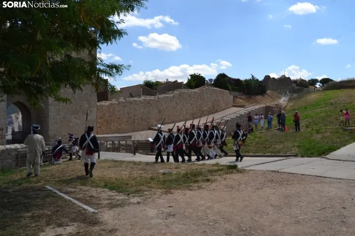 En im&aacute;genes: Almaz&aacute;n regresa a 1810 con la representaci&oacute;n de la batalla contra el ej&eacu