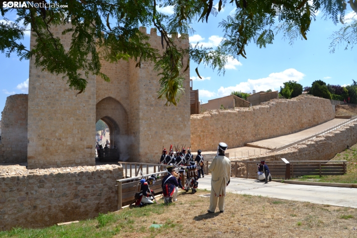 En im&aacute;genes: Almaz&aacute;n regresa a 1810 con la representaci&oacute;n de la batalla contra el ej&eacu