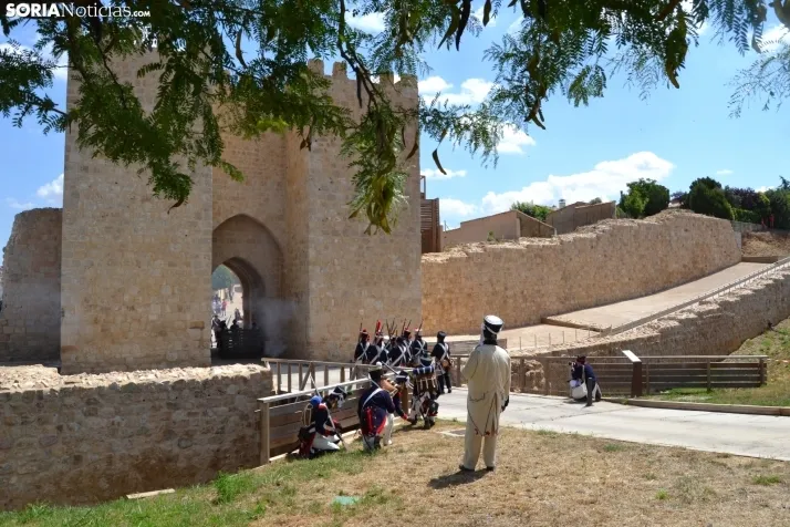 En im&aacute;genes: Almaz&aacute;n regresa a 1810 con la representaci&oacute;n de la batalla contra el ej&eacu