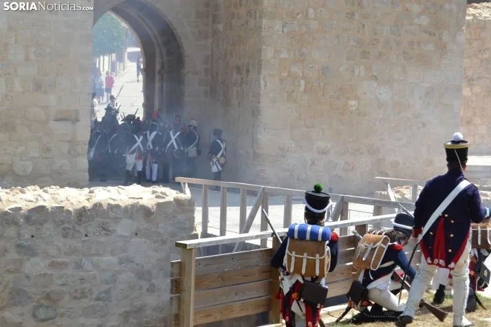 En im&aacute;genes: Almaz&aacute;n regresa a 1810 con la representaci&oacute;n de la batalla contra el ej&eacu
