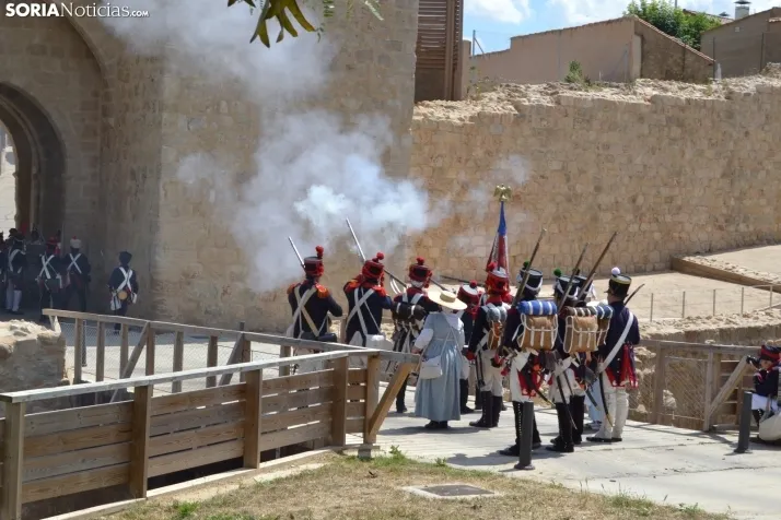 En im&aacute;genes: Almaz&aacute;n regresa a 1810 con la representaci&oacute;n de la batalla contra el ej&eacu