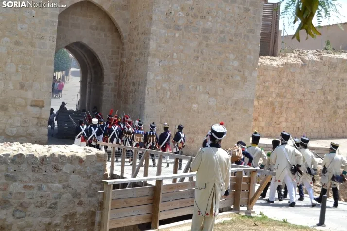 En im&aacute;genes: Almaz&aacute;n regresa a 1810 con la representaci&oacute;n de la batalla contra el ej&eacu