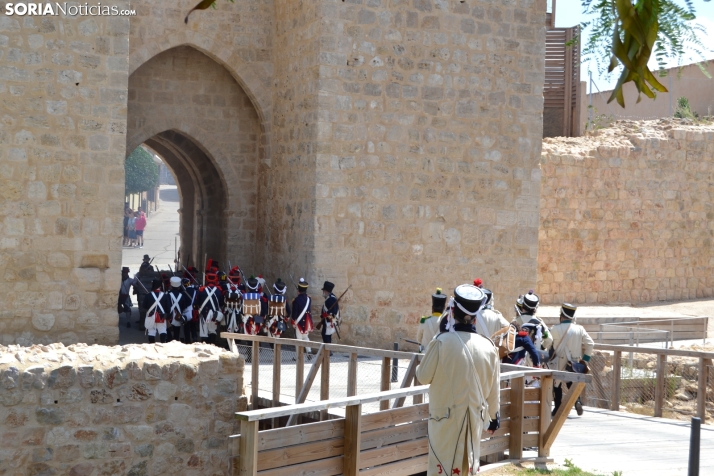 En im&aacute;genes: Almaz&aacute;n regresa a 1810 con la representaci&oacute;n de la batalla contra el ej&eacu