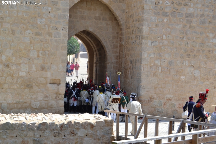 En im&aacute;genes: Almaz&aacute;n regresa a 1810 con la representaci&oacute;n de la batalla contra el ej&eacu