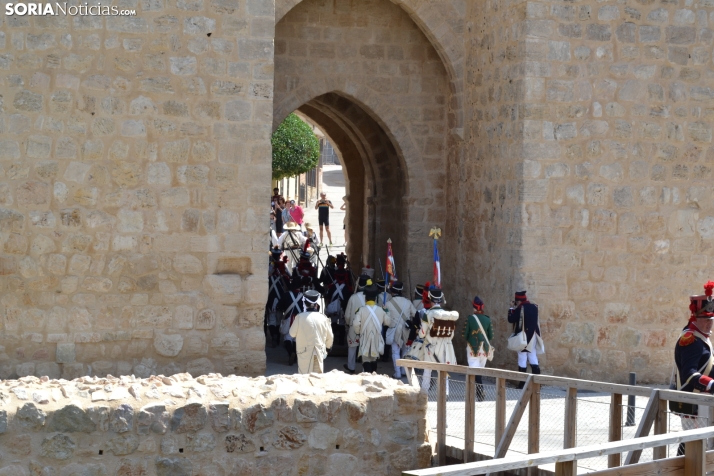 En im&aacute;genes: Almaz&aacute;n regresa a 1810 con la representaci&oacute;n de la batalla contra el ej&eacu