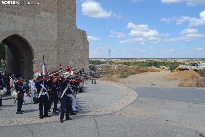 En im&aacute;genes: Almaz&aacute;n regresa a 1810 con la representaci&oacute;n de la batalla contra el ej&eacu