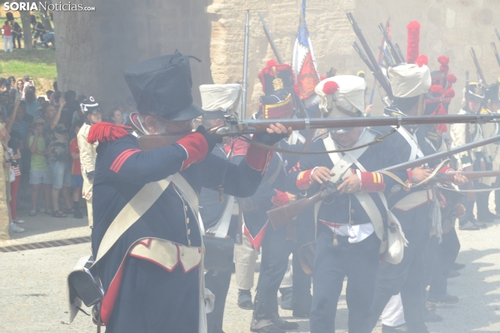 En im&aacute;genes: Almaz&aacute;n regresa a 1810 con la representaci&oacute;n de la batalla contra el ej&eacu