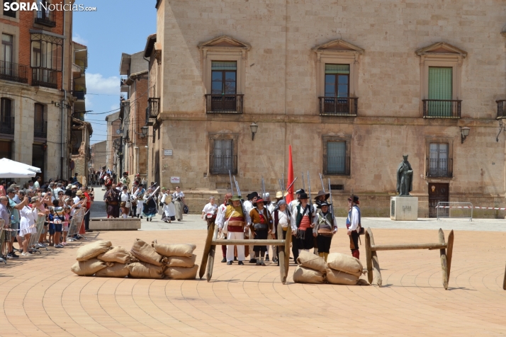 En im&aacute;genes: Almaz&aacute;n regresa a 1810 con la representaci&oacute;n de la batalla contra el ej&eacu