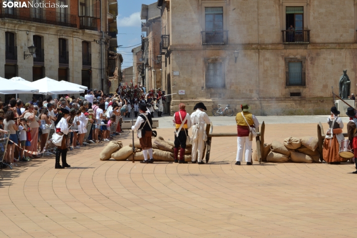 En im&aacute;genes: Almaz&aacute;n regresa a 1810 con la representaci&oacute;n de la batalla contra el ej&eacu