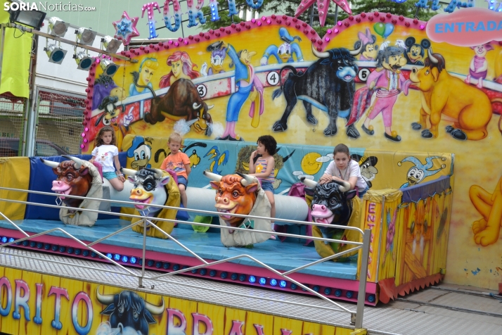 Fotos: Los ni&ntilde;os mantienen el esp&iacute;ritu sanjuanero en las ferias durante su D&iacute;a