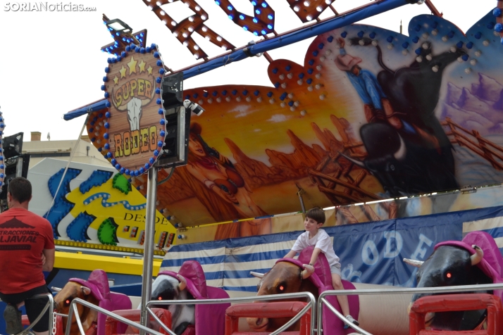 Fotos: Los ni&ntilde;os mantienen el esp&iacute;ritu sanjuanero en las ferias durante su D&iacute;a