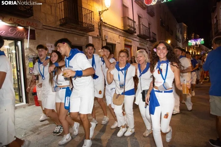 Desfile de las peñas en El Burgo 2025 
