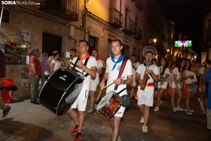 Desfile de las peñas en El Burgo 2025 