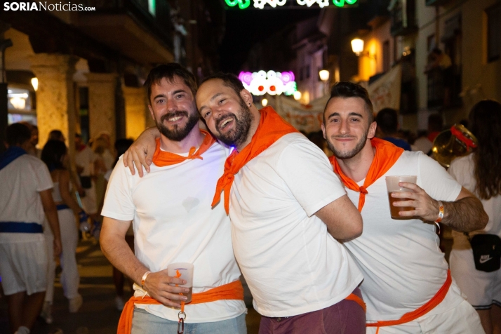 Desfile de las peñas en El Burgo 2025 