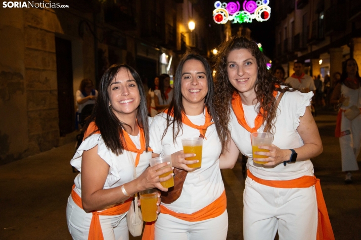 Desfile de las peñas en El Burgo 2025 