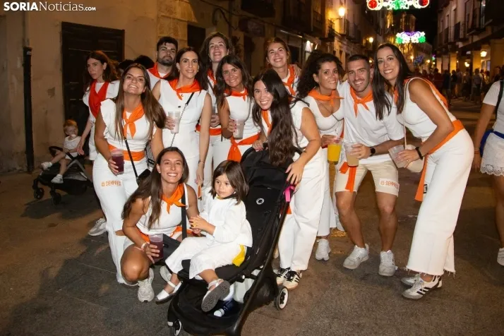 Desfile de las peñas en El Burgo 2025 