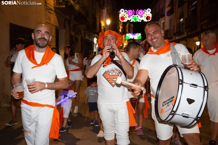 Desfile de las peñas en El Burgo 2025 