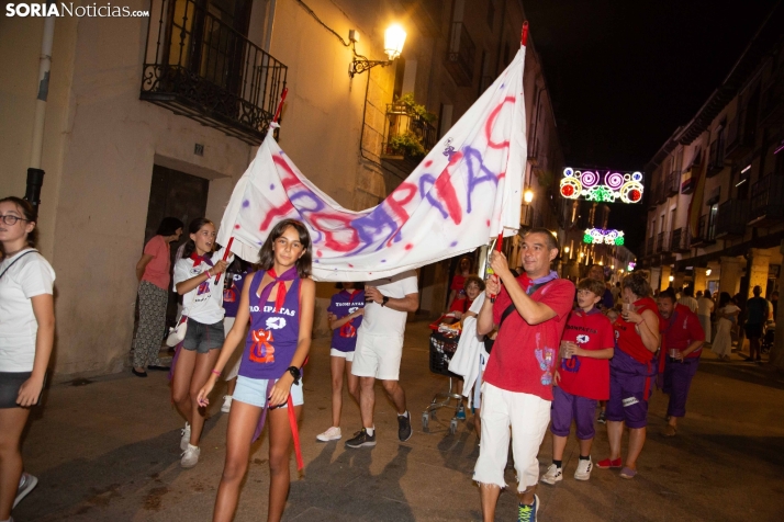 Desfile de las peñas en El Burgo 2025 