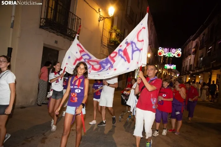 Desfile de las peñas en El Burgo 2025 