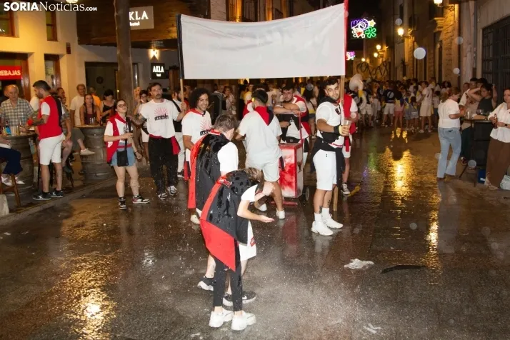 Desfile de las peñas en El Burgo 2025 