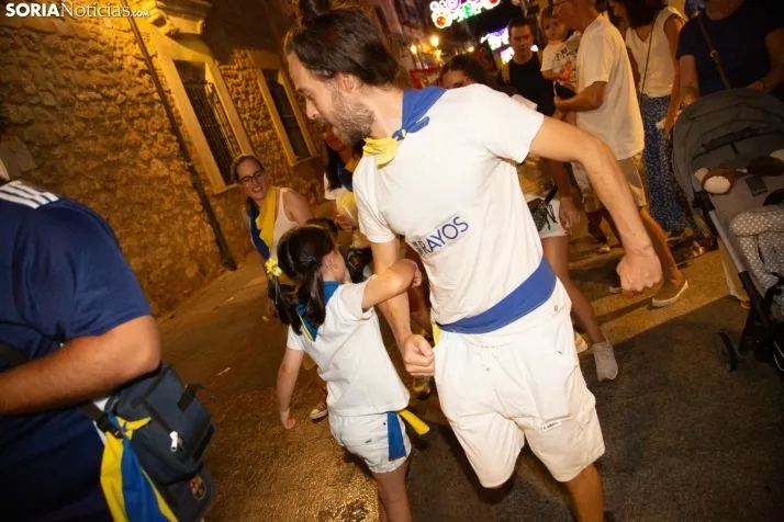 Desfile de las peñas en El Burgo 2025 
