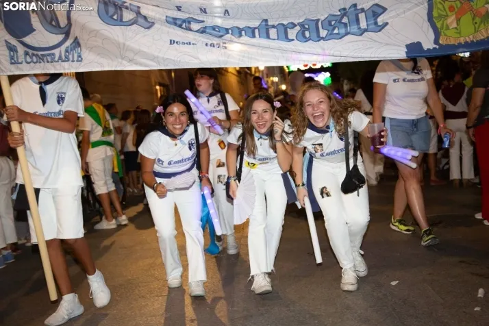 Desfile de las peñas en El Burgo 2025 