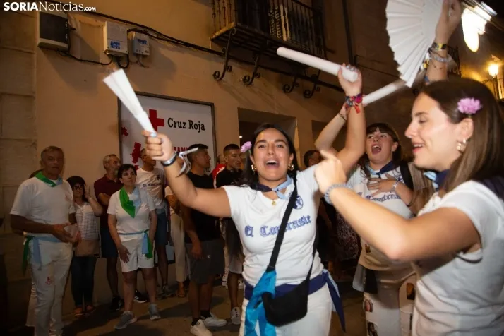 Desfile de las peñas en El Burgo 2025 