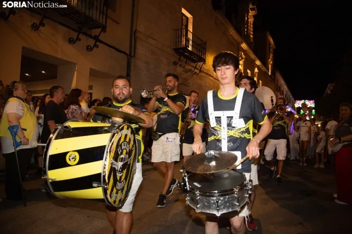 Desfile de las peñas en El Burgo 2025 