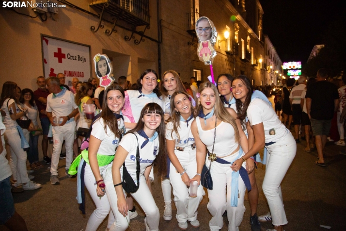 Desfile de las peñas en El Burgo 2025 