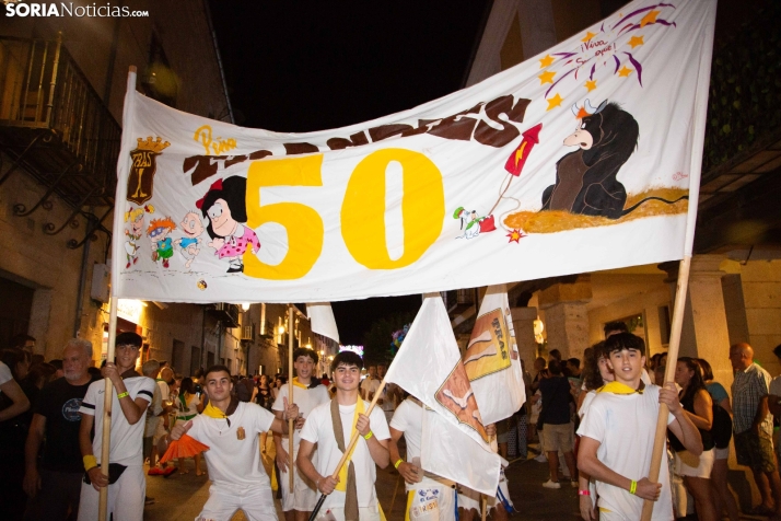 Desfile de las peñas en El Burgo 2025 