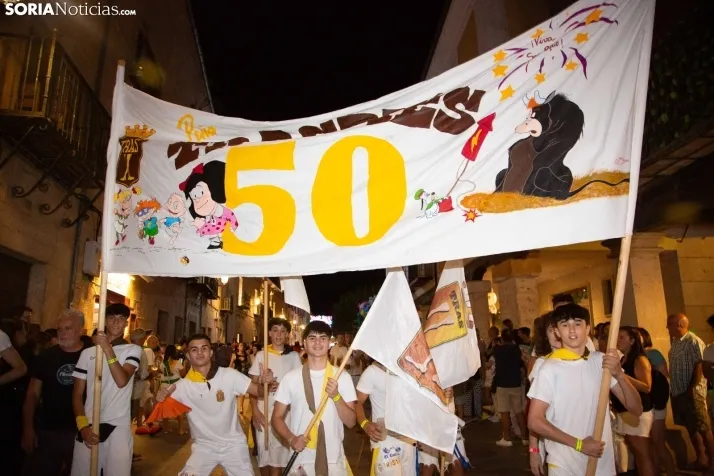 Desfile de las peñas en El Burgo 2025 