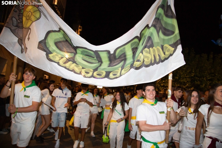 Desfile de las peñas en El Burgo 2025 
