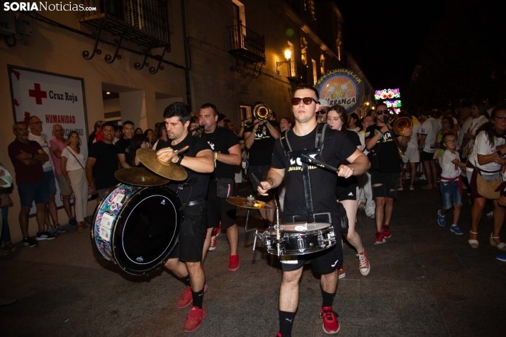 Desfile de las peñas en El Burgo 2025 