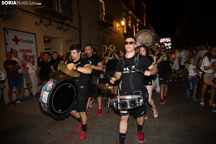Desfile de las peñas en El Burgo 2025 