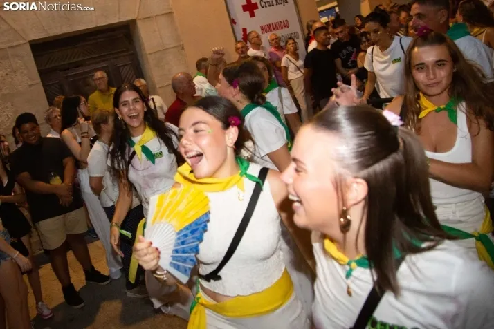 Desfile de las peñas en El Burgo 2025 