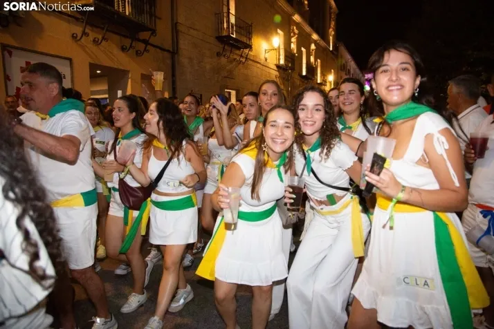 Desfile de las peñas en El Burgo 2025 