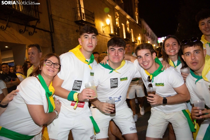 Desfile de las peñas en El Burgo 2025 