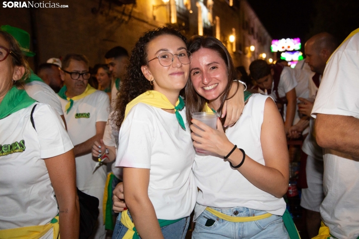 Desfile de las peñas en El Burgo 2025 