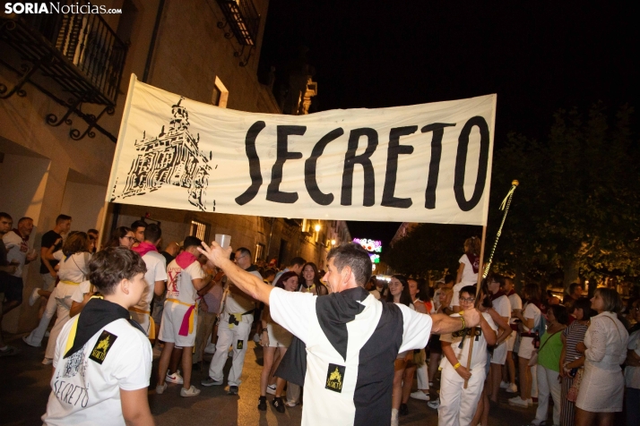 Desfile de las peñas en El Burgo 2025 