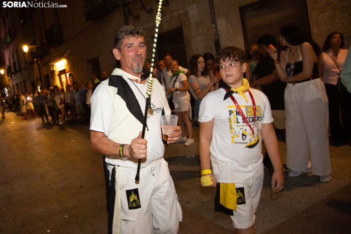 Desfile de las peñas en El Burgo 2025 