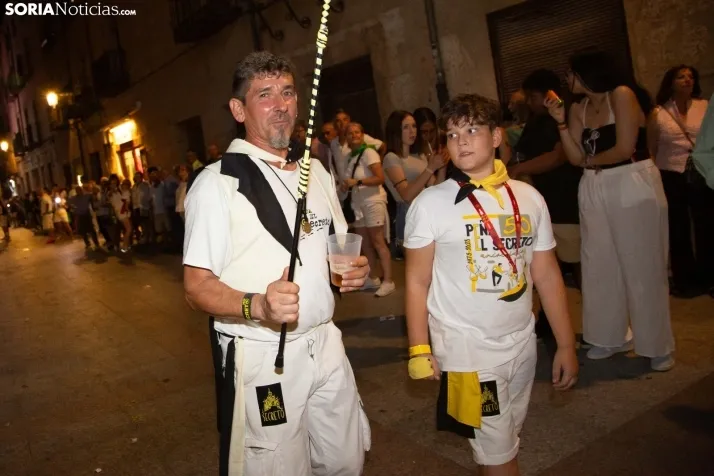 Desfile de las peñas en El Burgo 2025 