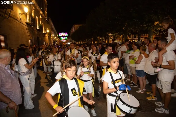 Desfile de las peñas en El Burgo 2025 