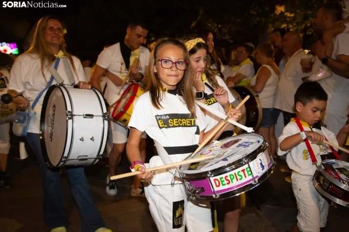 Desfile de las peñas en El Burgo 2025 