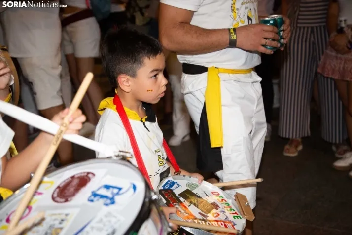 Desfile de las peñas en El Burgo 2025 