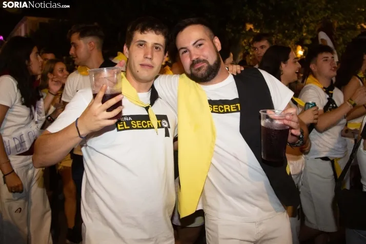 Desfile de las peñas en El Burgo 2025 