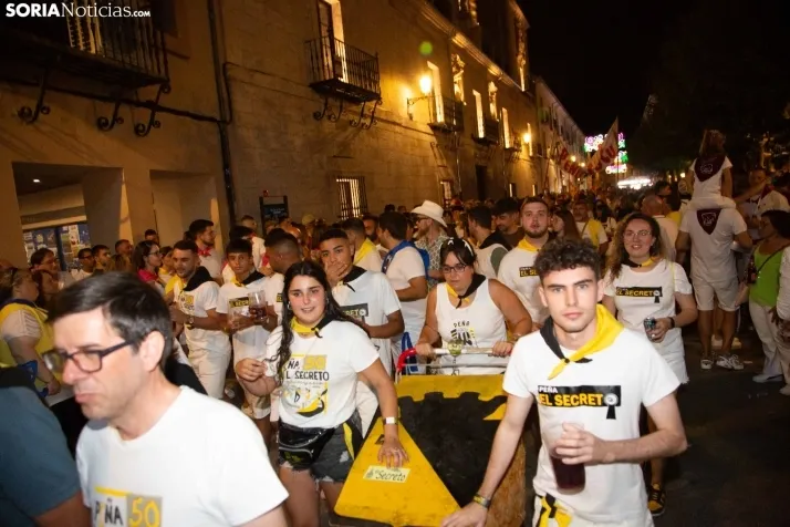 Desfile de las peñas en El Burgo 2025 