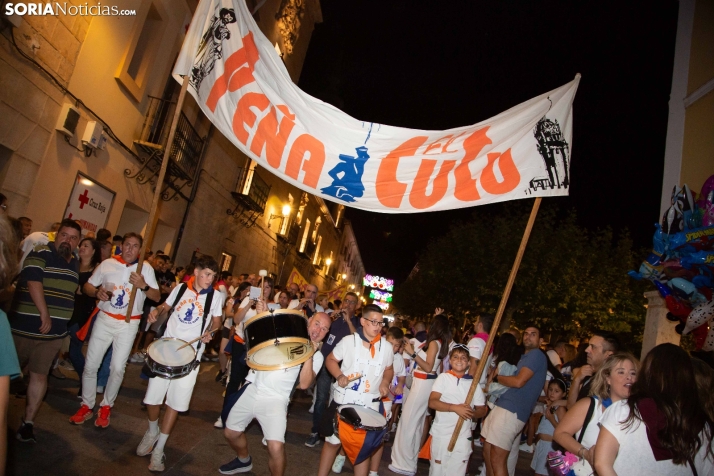 Desfile de las peñas en El Burgo 2025 