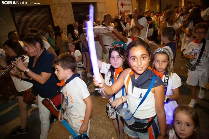 Desfile de las peñas en El Burgo 2025 